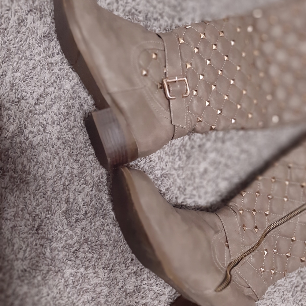 Boots ๐ข ๐ข - Picture 5 of 16